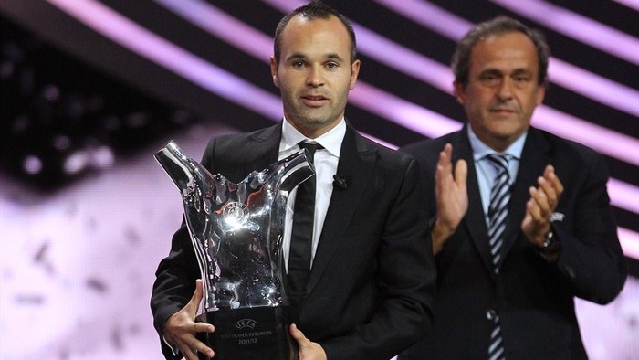 Chủ tịch UEFA Michael Platini trao danh hiệu "Cầu thủ thủ xuất sắc nhất Châu Âu năm 2012" cho Iniesta....